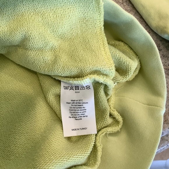 Billie Eilish Happier Than Ever World Tour Hoodie Size Medium 2022 - Picture 7 of 10